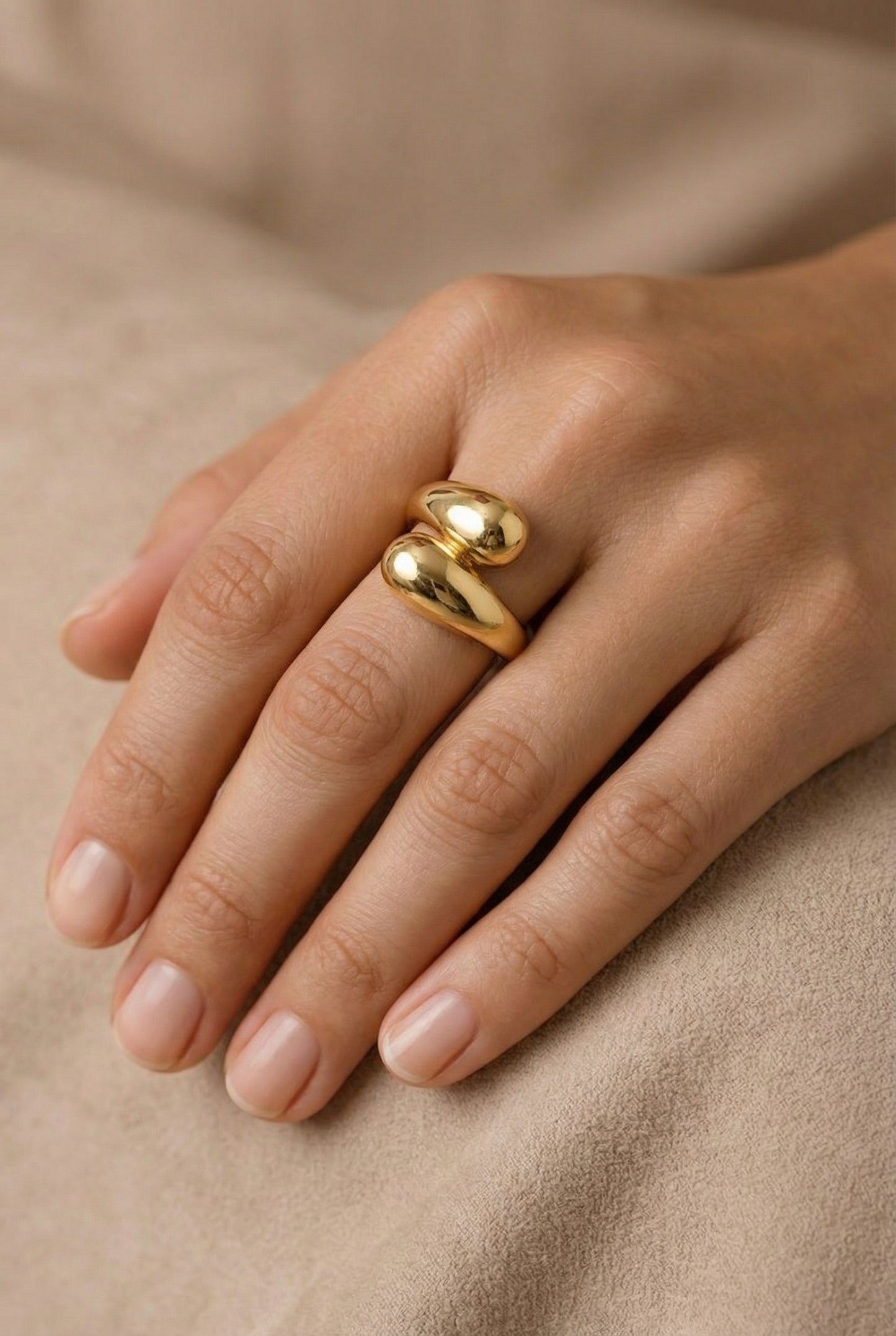 Anel Gota Barcelona em aço inoxidável dourado com design moderno em formato gota