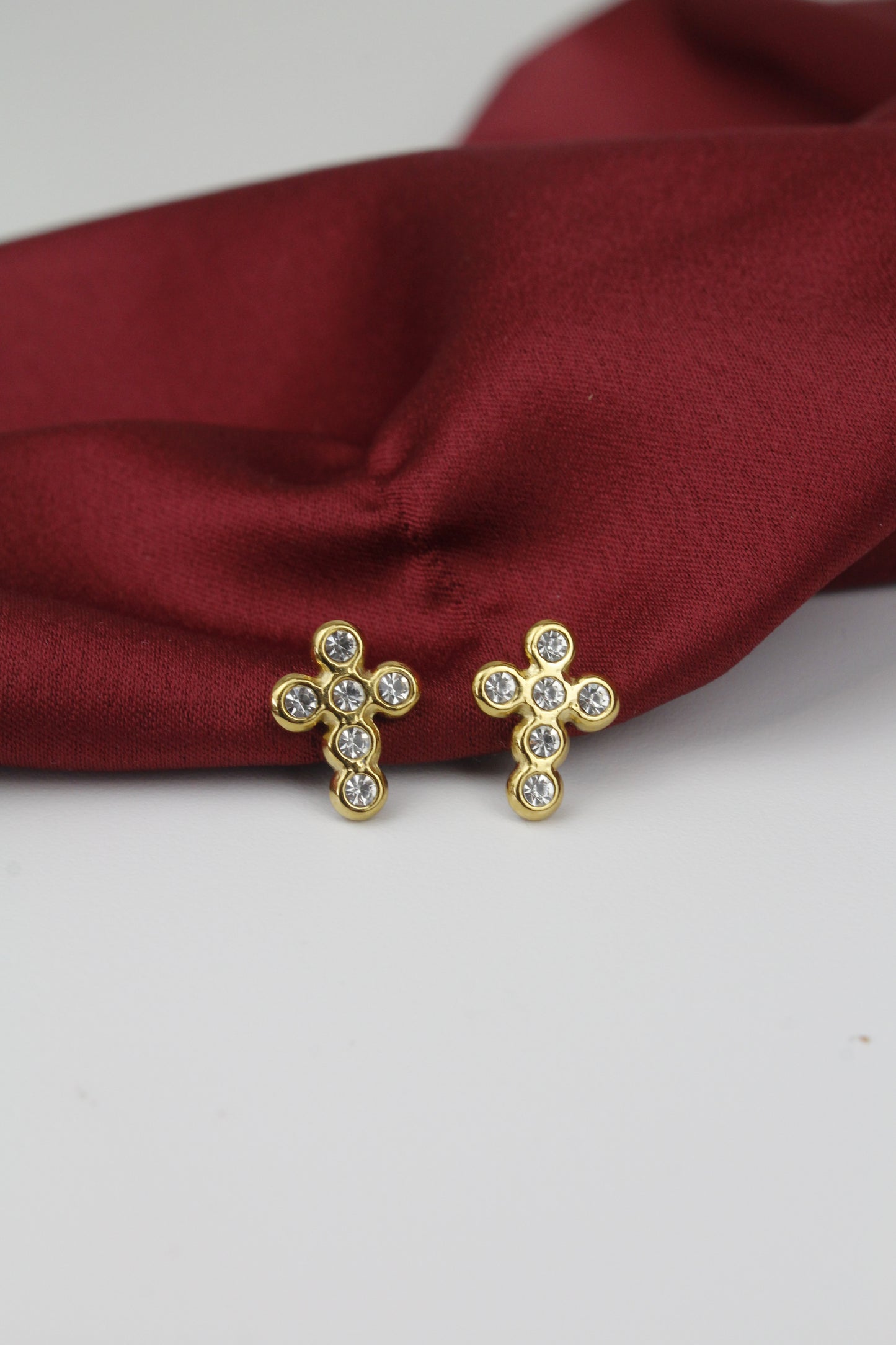 Brinco cruz Madrid em aço dourado com zircónias