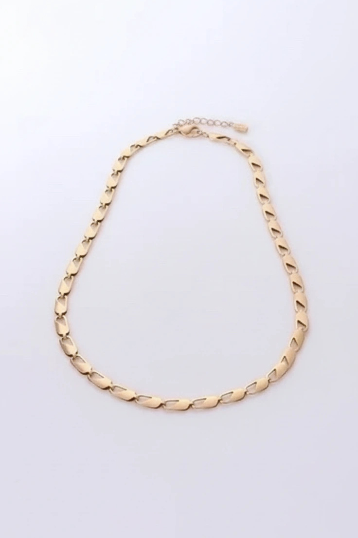 Colar Malha Madrid em aço inoxidável dourado, fotografia de produto sobre fundo branco.