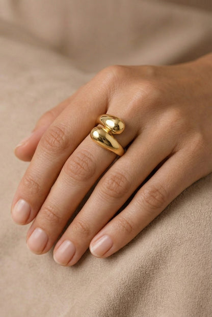 Anel Gota Barcelona em aço inoxidável dourado com design moderno em formato gota