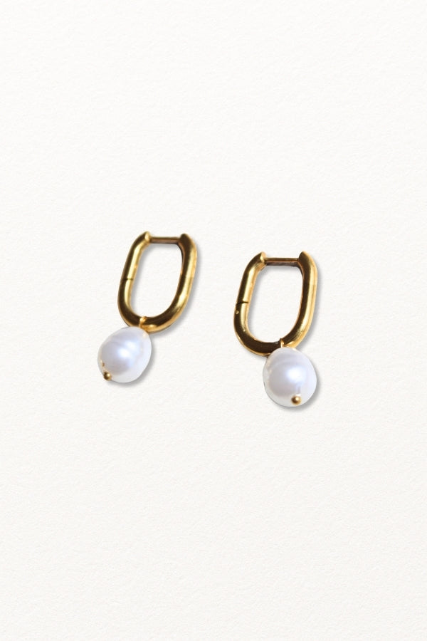 Brincos dourados em aço inoxidável com pendente de pérola branca.