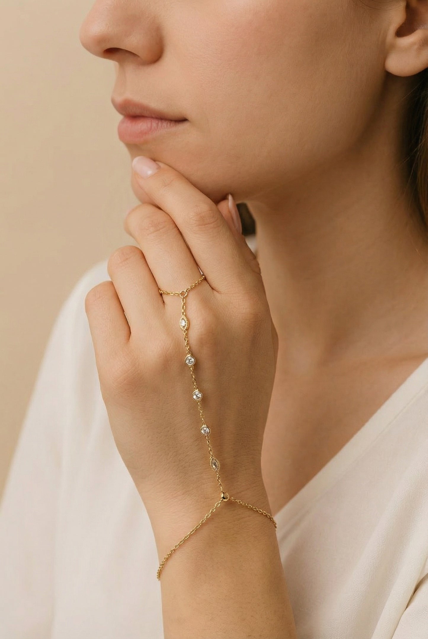 Pulseira dourada Brilho Elegância Versalhes com design delicado e zirconia