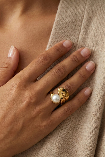 Anel Folha Florença em aço inoxidável dourado com detalhe de pérola