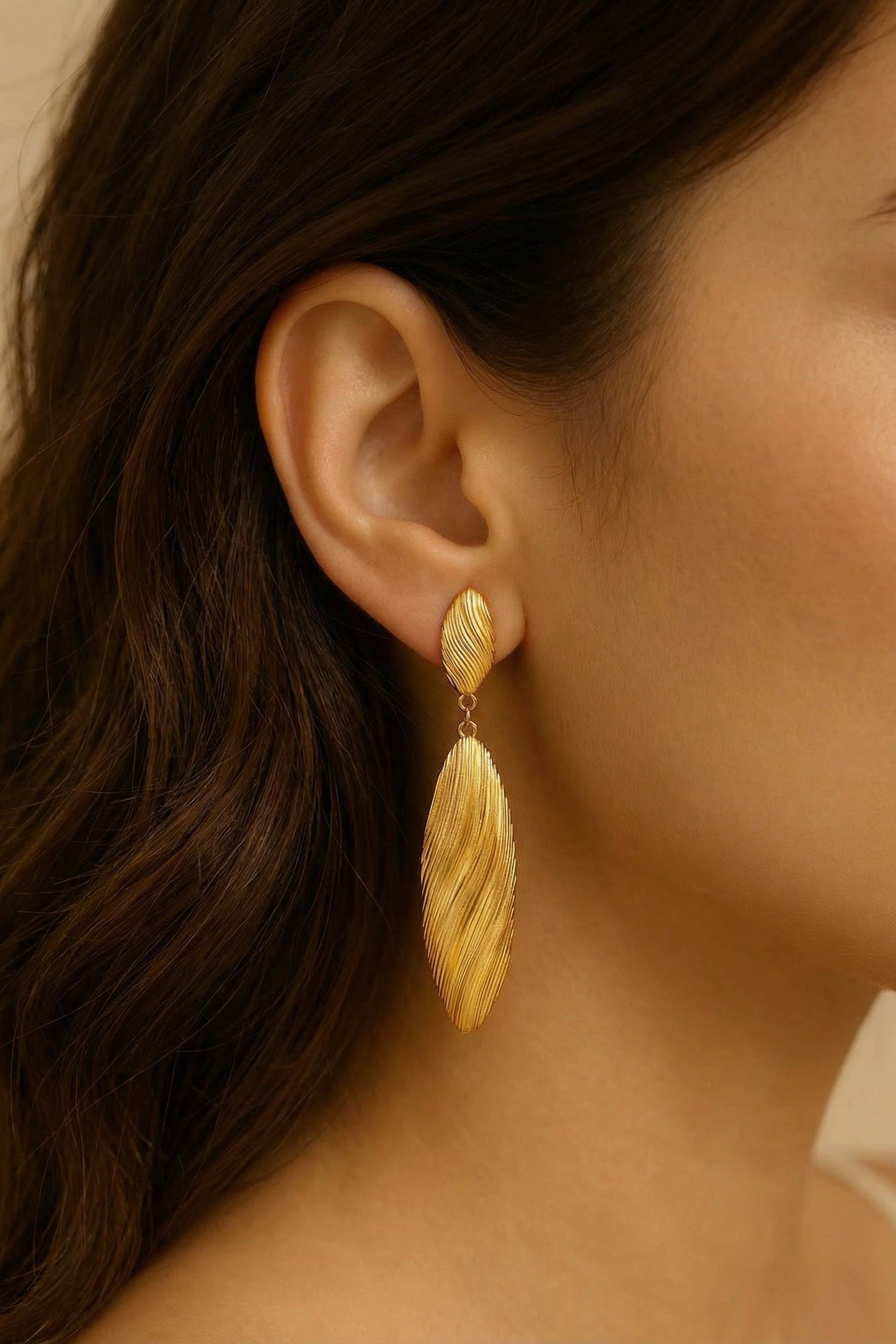 Brincos dourados Clássico Ronda da Horora, acabamento texturado e formato alongado para looks sofisticados