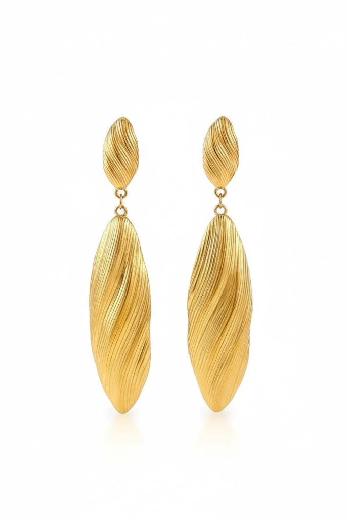 Brincos dourados Clássico Ronda da Horora, acabamento texturado e formato alongado para looks sofisticados