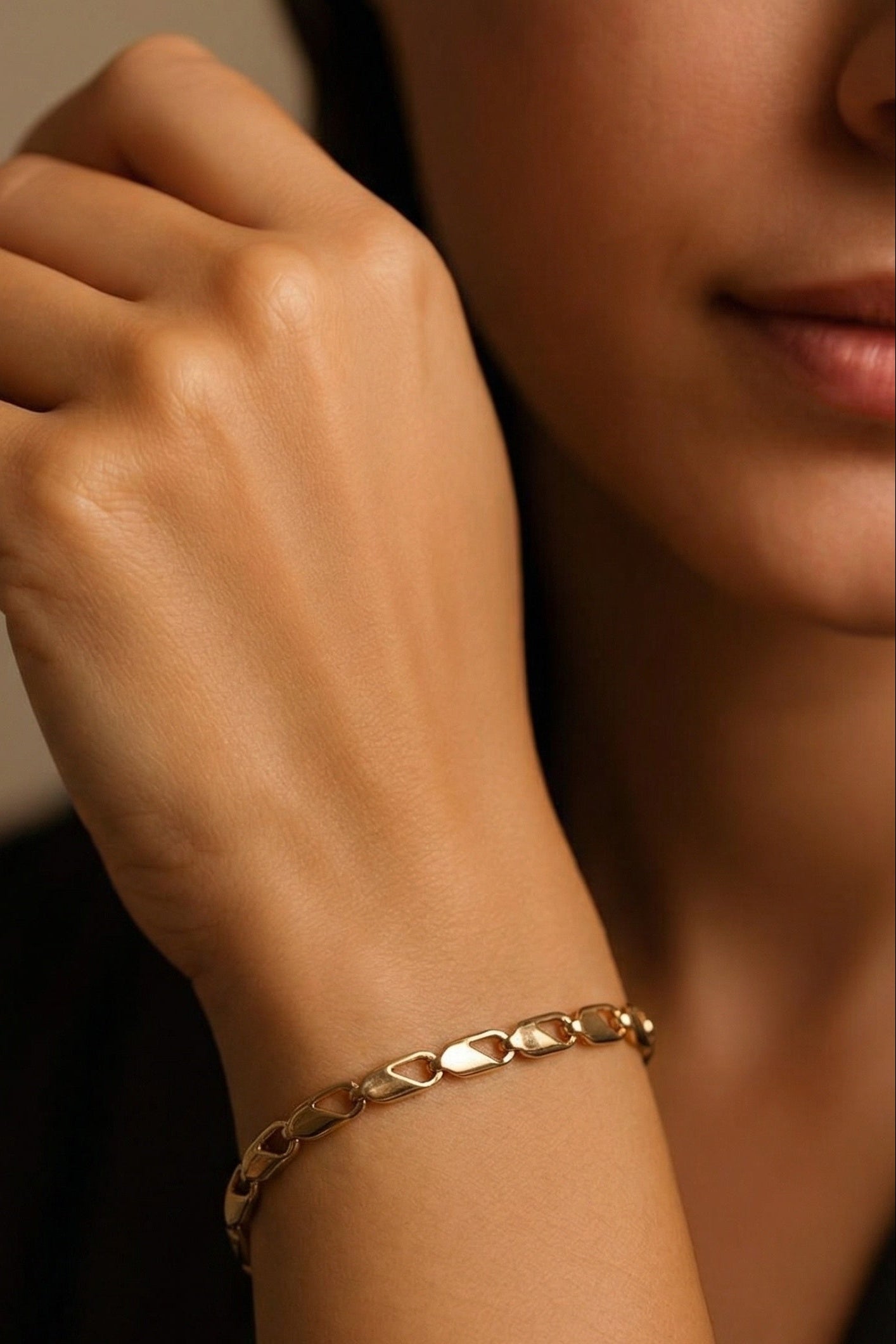 Pulseira Malha Madrid em aço inoxidável dourado, design elegante e moderno.