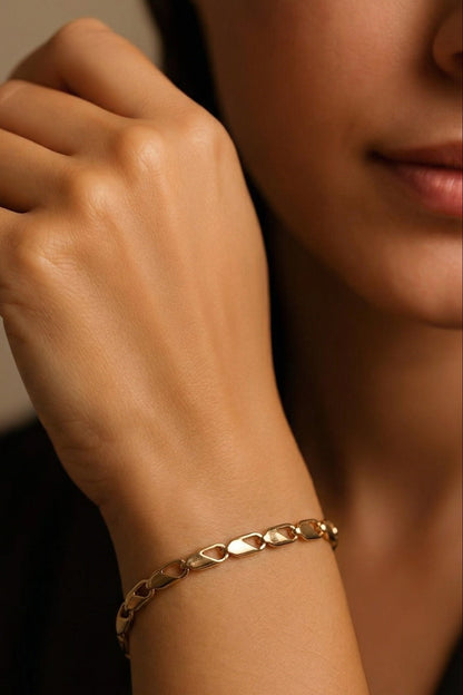 Pulseira Malha Madrid em aço inoxidável dourado, design elegante e moderno.